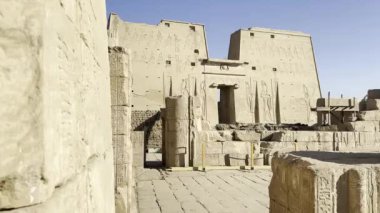 Edfu, Mısır; 17 Ocak 2024: Edfu 'daki hayranlık uyandıran Horus Tapınağını keşfedin. Bu görkemli anıtı gezerken ve firavunların gizemlerini çözerken kendinizi antik Mısır tarihine daldırın..
