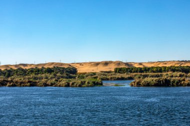 Nil Nehri gezisindeki yemyeşil nehir kıyıları ve altın çöl kumlarının çarpıcı kontrastını tecrübe edin. Antik tapınaklara, canlı yerel hayata ve nefes kesici günbatımlarına tanıklık edin..