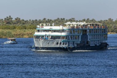 Edfu, Mısır; 17 Ocak 2024: Lüks bir Nil Nehri seyahatine katılın ve Antik Mısır 'ın zenginliğini yaşayın. Güneşli güvertelerde rahatla, eski tapınakları keşfet ve güzel yemeklerin tadını çıkar..