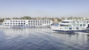 Edfu, Mısır; 17 Ocak 2024: Eski Mısır 'ın büyüsünü Nil Destanı' nda deneyimleyin. Luxor ve Aswan arasında gidip, ikonik tapınakları ziyaret etmek ve kendini firavunların zengin tarihine daldırmak..