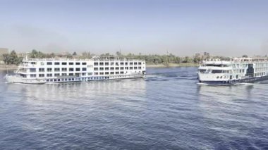 Edfu, Mısır; 17 Ocak 2024: Luxor ve Aswan arasındaki unutulmaz Nil Nehri Macerasına binin. Antik tapınakları keşfetmek, bereketli arazileri gezmek ve Mısır 'ın saklı hazinelerini keşfetmek..