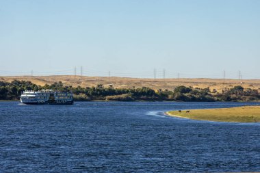 Bir rüyada Nile Nirvana 'ya ulaş. Mısır 'ın doğal güzelliği ve nehrin huzuru ile çevrili lüks bir yolculuğun tadını çıkarın..