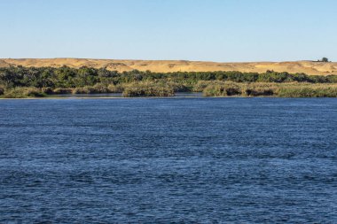 Mısır 'ın kalbinde yeşil bir sığınak olan Nil Oasis' i keşfedin. Lüks seyahatimizde, bereketli manzaraları ve suların huzurunu düşünürken rahatlarız..