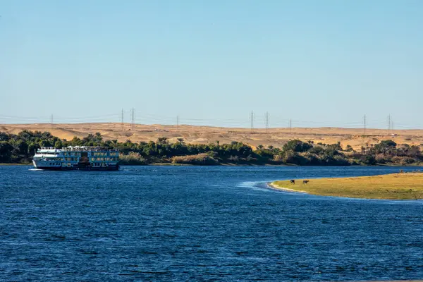 Bir rüyada Nile Nirvana 'ya ulaş. Mısır 'ın doğal güzelliği ve nehrin huzuru ile çevrili lüks bir yolculuğun tadını çıkarın..