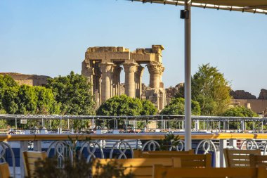 Kom Ombo, Mısır; 17 Ocak 2024: Timsah tanrısı Sobek 'e adanmış antik bir tapınak olan Kom Ombo' yu ziyaret edin. Bu olağanüstü arkeolojik alanı keşfedin..