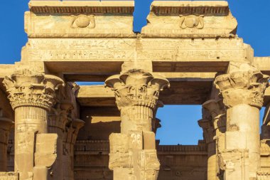 Kom Ombo, Mısır; 17 Ocak 2024: Antik Mısır mimarisinin bir vasiyeti olan Kom Ombo 'nun simetrik mabedine bakın. Sobek ve Horus 'a adanmış bu eşsiz tapınağı keşfedin..