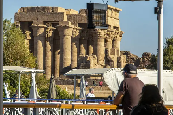 Kom Ombo, Mısır; 17 Ocak 2024: Nil 'in Mucizesi, Kom Ombo Tapınağı, lüks gemimizin konforundan görüldüğü gibi. Timsah başlı tanrı Sobek 'e adanmış tapınağa bir bakın..