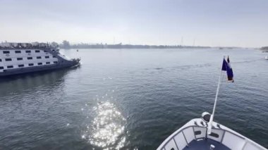 Edfu; Mısır; 17 Ocak 2024: Nil Nehri yolculuğumuzun heyecanını yaşayın, gün batımını beklerken, Mısır manzarasının nefes kesici görüntülerini sunuyoruz. Heyecan ve huşu dolu unutulmaz bir yolculuğun tadını çıkar..