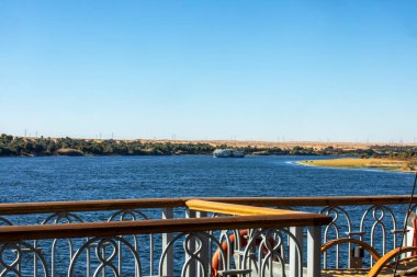 Bir Nil Verdant Shores 'a binin: A River Cruise Odyssey. Bereketli manzaralara, antik tapınaklara ve Nil 'in bereketli kıyılarına tanık olun. Hepsi lüks gemimizin konforundan..