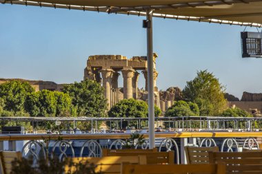 Kom Ombo, Mısır; 17 Ocak 2024: Nil 'in Gizli Mücevheri: Kom Ombo Tapınağı Manzarası. Gemimizin güvertesinde, Nil 'in nefes kesici manzaralarını sunarken tapınağın eşsiz bir perspektifinin tadını çıkarın..