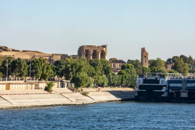 Kom Ombo, Mısır; 17 Ocak 2024: Gemimizin kafesinden Kom Ombo tapınağının panoramik manzarasının keyfini çıkarırken Serene Mabet keşfedin. Nil 'in huzurunun tadını çıkar..
