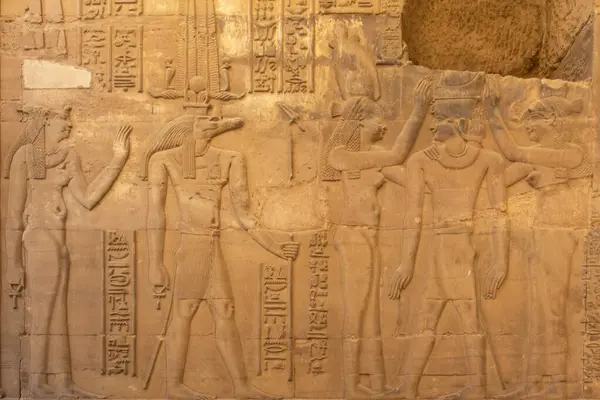 Kom Ombo, Mısır; 17 Ocak 2024: Kom Ombo tapınağının duvarlarını süsleyen hiyeroglifler. Bu antik yazıtlar Sobek ve diğer tanrıların hikayelerini anlatıyor..