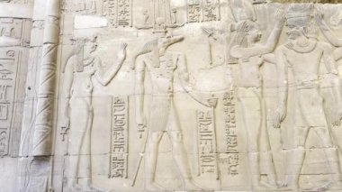 Kom Ombo, Mısır; 17 Ocak 2024: Kom Ombo tapınağının duvarlarını süsleyen hiyeroglifler. Bu antik yazıtlar Sobek ve diğer tanrıların hikayelerini anlatıyor..