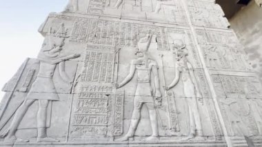 Kom Ombo, Mısır; 17 Ocak 2024: Kom Ombo tapınağının duvarlarını süsleyen Sobek 'e adanmış kutsal yazıtlar. Bu hiyeroglifler sembolizm ve Mısır mitolojisi ile dolu..