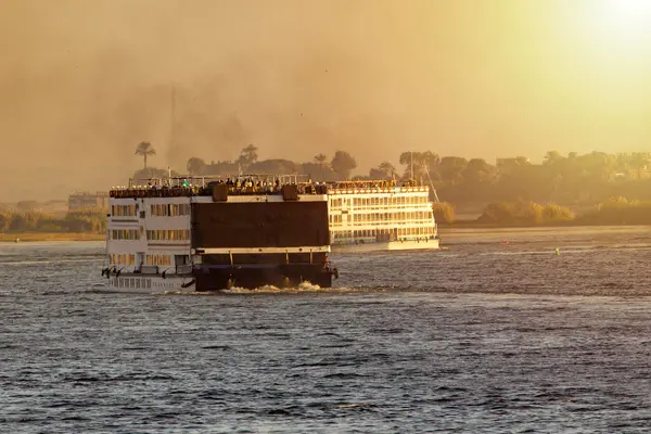 Aswan Nil Günbatımı Gezisi Macerası 'na unutulmaz bir Luxor için bize katılın. Lüks yolcu gemimizde dinlenirken Antik Mısır 'ın harikalarını keşfedin..