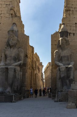 Luxor, Mısır; 16 Ocak 2024: Eski Mısır 'ın Teb' lerindeki ilahi krallıkla firavunları birbirine bağlayan kutsal bir kapı olan Luxor Tapınağını keşfetmek.