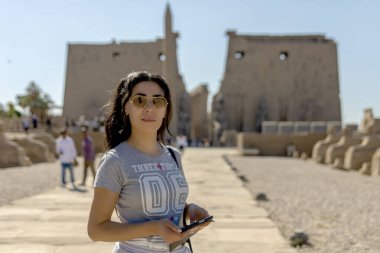 Turist, tapınağını Karnak 'a bağlayan Luxor' un Sfenks Bulvarı 'nın sonsuz güzelliğinin keyfini çıkarırken antik Mısır' ın zengin tarihiyle bağlantı kuruyor ve firavunların hayatını hayal ediyor..