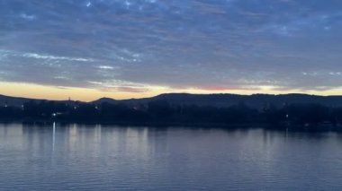 Aswan, Mısır; 18 Ocak 2024: Firavunların (Mısır) ülkesi Aswan 'da bir Nil gezisinin güzelliğinin tadını çıkarın. Bu video, ikonik Nil Nehri üzerinde gün batımının canlı renklerini gösteriyor..