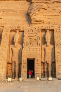 Abu Simbel, Mısır; 18 Ocak 2024: Görkemli Abu Simbel 'e ve Mısır' ın Nil Nehri üzerinde bulunan nefes kesici Nefertari Tapınağı Cephesi 'ne tanık olun. Firavun 'un topraklarını keşfedin..