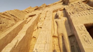 Abu Simbel, Mısır; 18 Ocak 2024: Ebu Simbel, Antik Mısır 'daki Nefertari Tapınağı cephesinin mimari mucizesini keşfedin. Bu çarpıcı bölge Nil nehrinin kıyısında yer almaktadır..