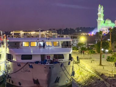 Aswan, Mısır; 18 Ocak 2024: Aswan 'daki Nil yolculuğuna Mısır limanındaki etkileyici gemileri izleyerek başlayın. Bu Nil Nehri seyahatleri Mısır 'ı deneyimlemek için eşsiz bir yol sunuyor..