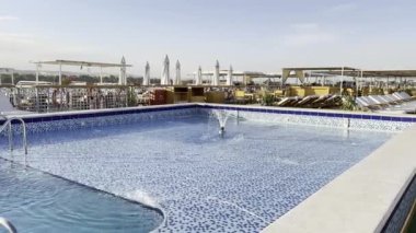 Aswan, Mısır; 18 Ocak 2024: Nil gemisinin çatı katındaki havuz manzarasının tadını çıkarın. Rahatla ve firavunların nehrinde dolaşırken güneşi içine çek. Nil 'de unutulmaz bir deneyim..