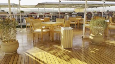 Aswan, Mısır; 18 Ocak 2024: Sundeck Tea & Coffee ile bir Nil Nehri Gezisi 'nde gevşemeyi bulun. Rahat masalar ve sandalyeler manzaranın tadını çıkarmak için mükemmel bir yer ve ferahlatıcı bir içecek sunar..