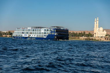 Aswan, Mısır; 18 Ocak 2024: Aswan limanından yeni ayrılmış bir Nil Nehri seyahatinin keyfini çıkarmak. Bu görüntü Mısır, Nil 'deki bir gemi yolculuğunun ihtişamını yansıtıyor..