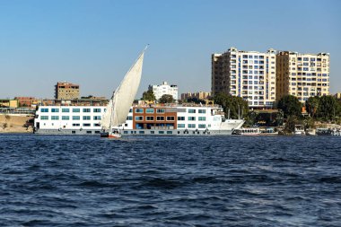 Aswan, Mısır; 18 Ocak 2024: Aswan limanına yanaşan bu tekneyle Nil Nehri 'ne açılmaya hazır olun. Bu fotoğraf, Mısır 'ın Nil Nehri' nde bir maceraya başlamanın heyecanını yakalıyor..