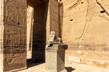 Aswan, Mısır; 18 Ocak 2024: Mısır Tapınağı 'nda bir heykel ve Sfenksli İsis' i görün. Bu ikonik alan tanrıça Isis 'e saygılarını sunuyor ve antik Mısır sanatını sergiliyor..