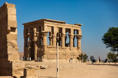 Aswan, Mısır; 18 Ocak 2024: Aswan 'da Isis Tapınağı ile birlikte Antik Zelanda' yı keşfetmek. Bu tarihi mekan, tanrıça Isis 'in antik Mısır tapınması hakkında bir içgörü sunuyor..