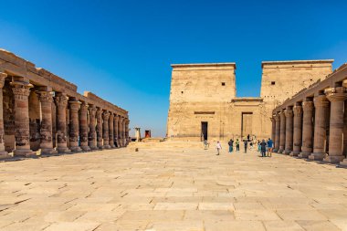 Aswan, Mısır; 18 Ocak 2024: Aswan adasındaki İsis tapınağını keşfetmek: Antik Aswan tapınağı. Isis 'e adanmış bu etkileyici tapınak Mısır' da görülmesi gereken bir yer..