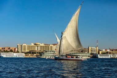 Aswan, Mısır; 18 Ocak 2024: Aswan, Mısır 'da geleneksel bir Felucca deneyimi. Bu ikonik Mısır yelkenlisi Nil Nehri 'ne benzersiz bir bakış açısı sunuyor..