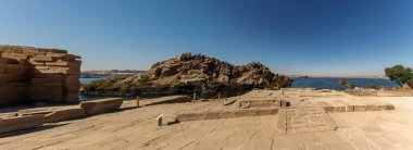 Aswan 'daki (Mısır) Nil Nehri' nin panoramasını gösteren, Fillerin tapınaklarına bakın. Bu nefes kesici manzara, bu antik tapınakların ve Nil Nehri 'nin güzelliğini yansıtıyor..