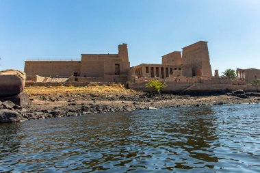 Aswan, Mısır; 18 Ocak 2024: Aswan (Mısır) 'daki Nil nehri üzerindeki tanrıça İsis' e adanmış güzel bir tapınak. Isis 'e adanmış bu güzel tapınak görülmesi gereken bir yer..