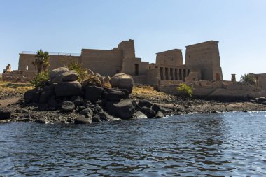 Aswan, Mısır; 18 Ocak 2024: Aswan (Mısır) 'daki Nil Nehri manzarası ile the Isis Tapınağı' nı keşfetmek. Isis 'e adanmış bu etkileyici tapınak Nil' in nefes kesici manzarasını sunuyor..