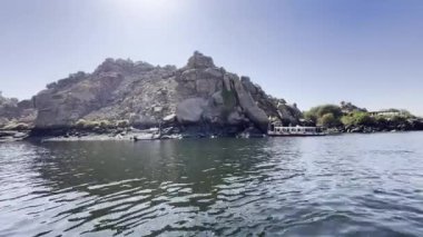 Aswan, Mısır; 18 Ocak 2024: Nil Nehri ve Mısır Fil Adaları manzaralı Aswan 'a taksi teknesiyle yolculuk. Nefes kesen Mısır manzarasının tadını çıkar..