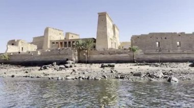 Aswan, Mısır; 18 Ocak 2024: Aswan (Mısır) 'daki Nil Nehri manzarası ile the Isis Tapınağı' nı keşfetmek. Isis 'e adanmış bu etkileyici tapınak Nil' in nefes kesici manzarasını sunuyor..