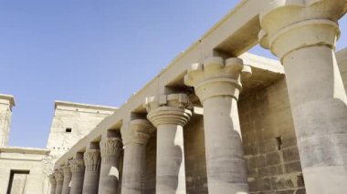 Aswan, Mısır; 18 Ocak 2024: Nil (Mısır) 'daki İsis adasındaki antik tapınağı keşfetmek. Bu tarihi tapınak eski Mısır İsis tarikatına bir bakış açısı sunuyor..