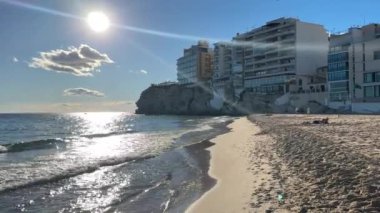 Benidorm, İspanya; 11 Ocak 2025: Benidorm, İspanya 'da Levante Sahili' ni ziyaret edin. Benidorm 'un bu ünlü sahilinde güneşin ve denizin tadını çıkar..