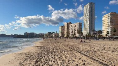 Benidorm, İspanya; 11 Ocak 2025: Benidorm 'daki Levante Plajı (İspanya): Beyaz Sahilin en iyisi. Bu popüler sahil güzel kum, kristal berrak sular ve canlı bir atmosfer sunuyor..
