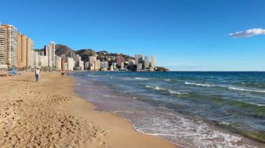 Benidorm, İspanya; 11 Ocak 2025: Benidorm, Beyaz Sahildeki Levante sahilinin altın kumlarında rahatlayın. Bu güzel sahilde altın kumlar ve kristal berrak sular var..