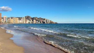 Benidorm, İspanya; 11 Ocak 2025: Benidorm 'un Levante plajının altın kumu ve güneşinin tadını çıkarın. Akdeniz kıyısındaki bu güzel plaj güneşlenmek ve dinlenmek için mükemmel..