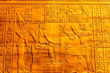 Aswan, Mısır; 18 Ocak 2024: İsis 'in hiyeroglifleri ile Bu antik yazıtlar Isis Tapınağı 'nın duvarlarını ve sütunlarını kaplıyor..