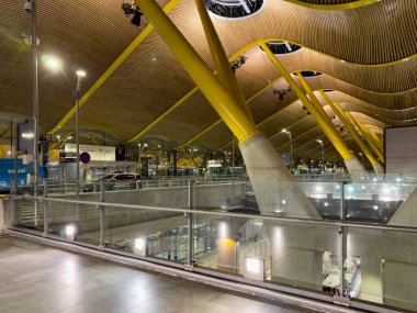 Madrid, İspanya; 7 Kasım 2024: Madrid-Barajas Havalimanı 4 numaralı terminali ziyaret: Adolfo Suarez. Bu Madrid Adolfo Suarez Barajas Havaalanı 'nın anahtar terminali..