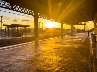 Villarrobledo, İspanya; 7 Kasım 2024: Renfe tren ve raylarıyla Villarrobledo istasyonunda çarpıcı bir günbatımına tanık olun. Bu resim sahnesi Renfe trenlerini Villarrobledo istasyonunda yakalar..