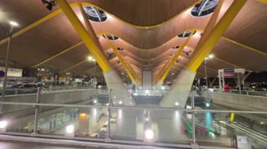 Madrid, İspanya; 7 Kasım 2024: Adolfo Surez Barajas Havalimanı 'ndaki Terminal 4' ü keşfetmek. Bu modern havaalanı terminali geniş bir hizmet ve konfor yelpazesi sunmaktadır..