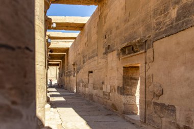 Aswan, Mısır; 18 Ocak 2024: Tanrıça Isis 'in tapınağının Aswan' da bulunduğu antik bir tapınağın keşfi. Bu tarihi tapınak Antik Mısır 'da bir içgörü sunuyor..