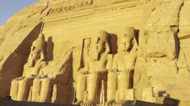 Abu Simbel, Mısır; 18 Ocak 2024: Abu Simbel 'deki Ramses Tapınağı, Nil Nehri' nin bu görkemli harikası, Nil Nehri 'nin kıyısında duran bir Mısır anıtıdır..