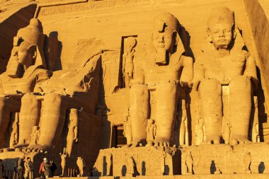 Abu Simbel, Mısır; 18 Ocak 2024: Abu Simbel 'deki ünlü Ramses Tapınağı' nın nefes kesici cephesini keşfedin, Mısır 'daki Nil boyunca. Karmaşık oymalarına ve zengin tarihine hayran olun..
